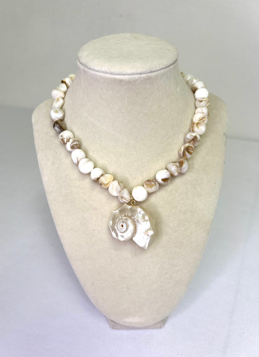 Natural Shell Beaded Necklace with Seashell Pendant